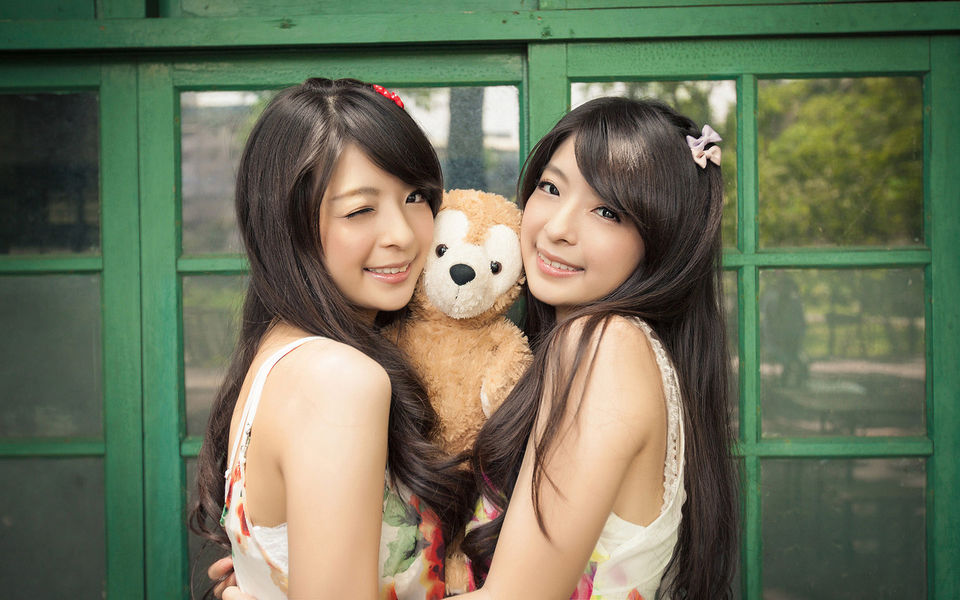 2sweet 双胞胎美女宽屏壁纸